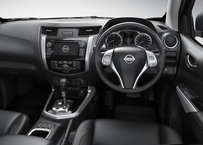 2015-Nissan-Navara-NP300-interior2